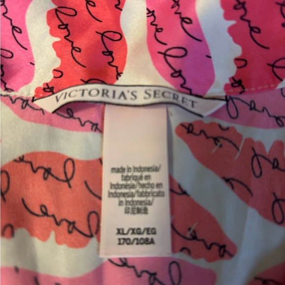 VICTORIA'S SECRET Pink and White Lip Print Pajama Top XL, NWT - Picture 6 of 7